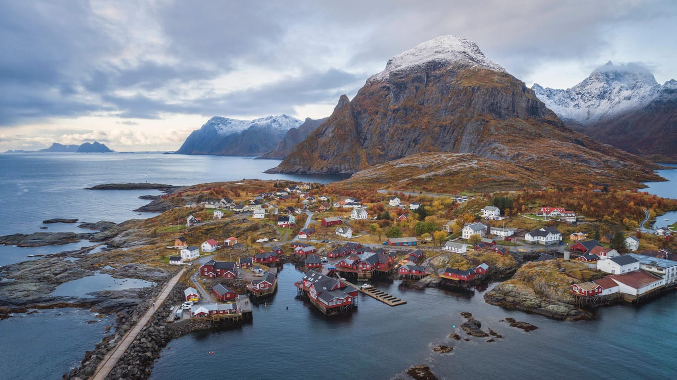 Ein kleiner Ort im norwegischen Nordland: Ab Ende August müssen Einreisende aus Deutschland wegen der Corona-Krise auch hier zuerst in die Quarantäne. Ein kleiner Ort im norwegischen Nordland: Ab Ende August müssen Einreisende aus Deutschland wegen der Corona-Krise auch hier zuerst in die Quarantäne.