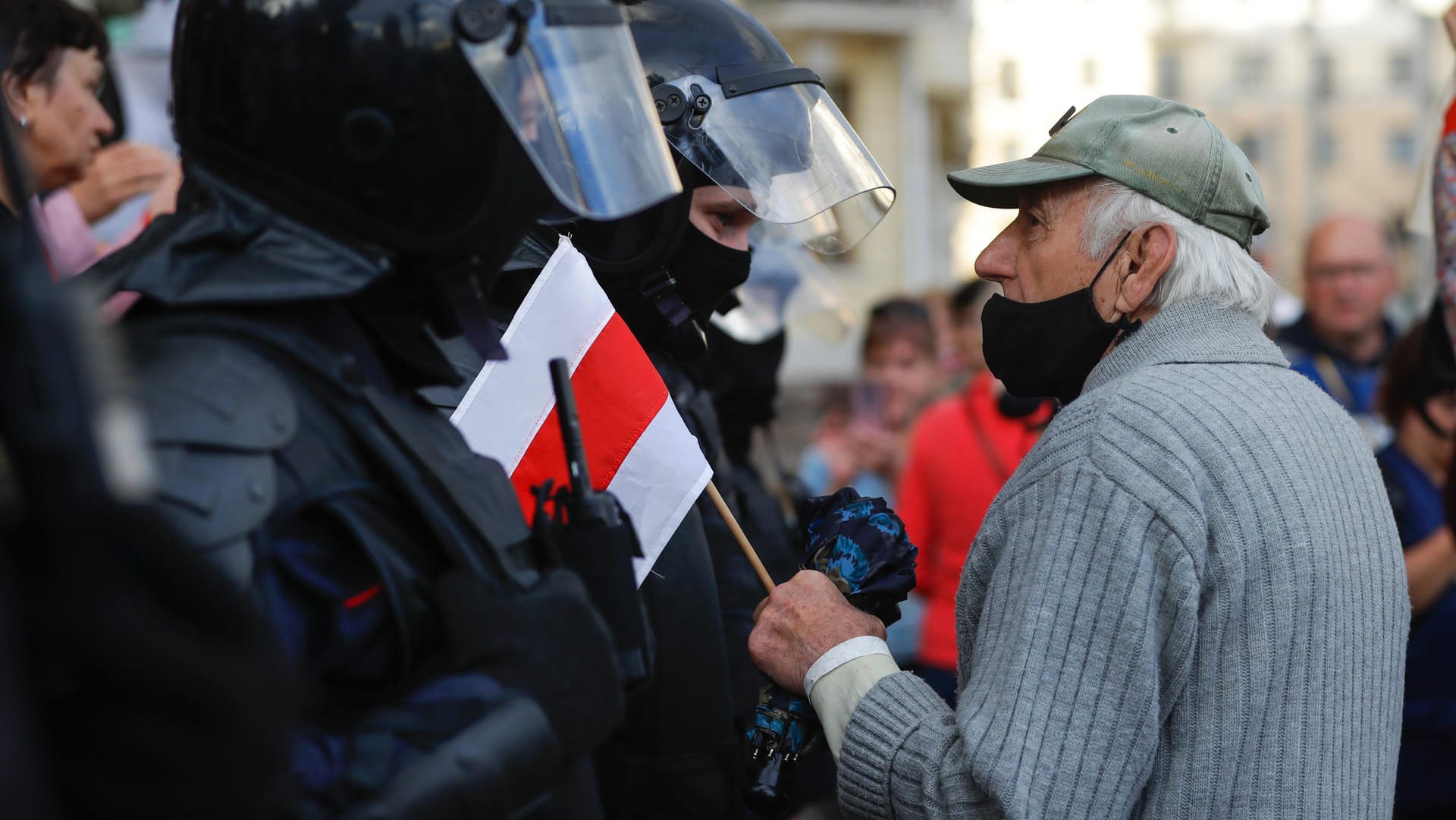 Demonstrant und Polizisten stehen sich in Minsk gegenüber: Schon am Vortag waren mehr als 50 Journalisten in Gewahrsam gekommen.