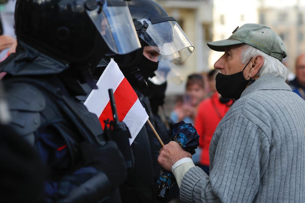 Demonstrant und Polizisten stehen sich in Minsk gegenüber: Schon am Vortag waren mehr als 50 Journalisten in Gewahrsam gekommen.