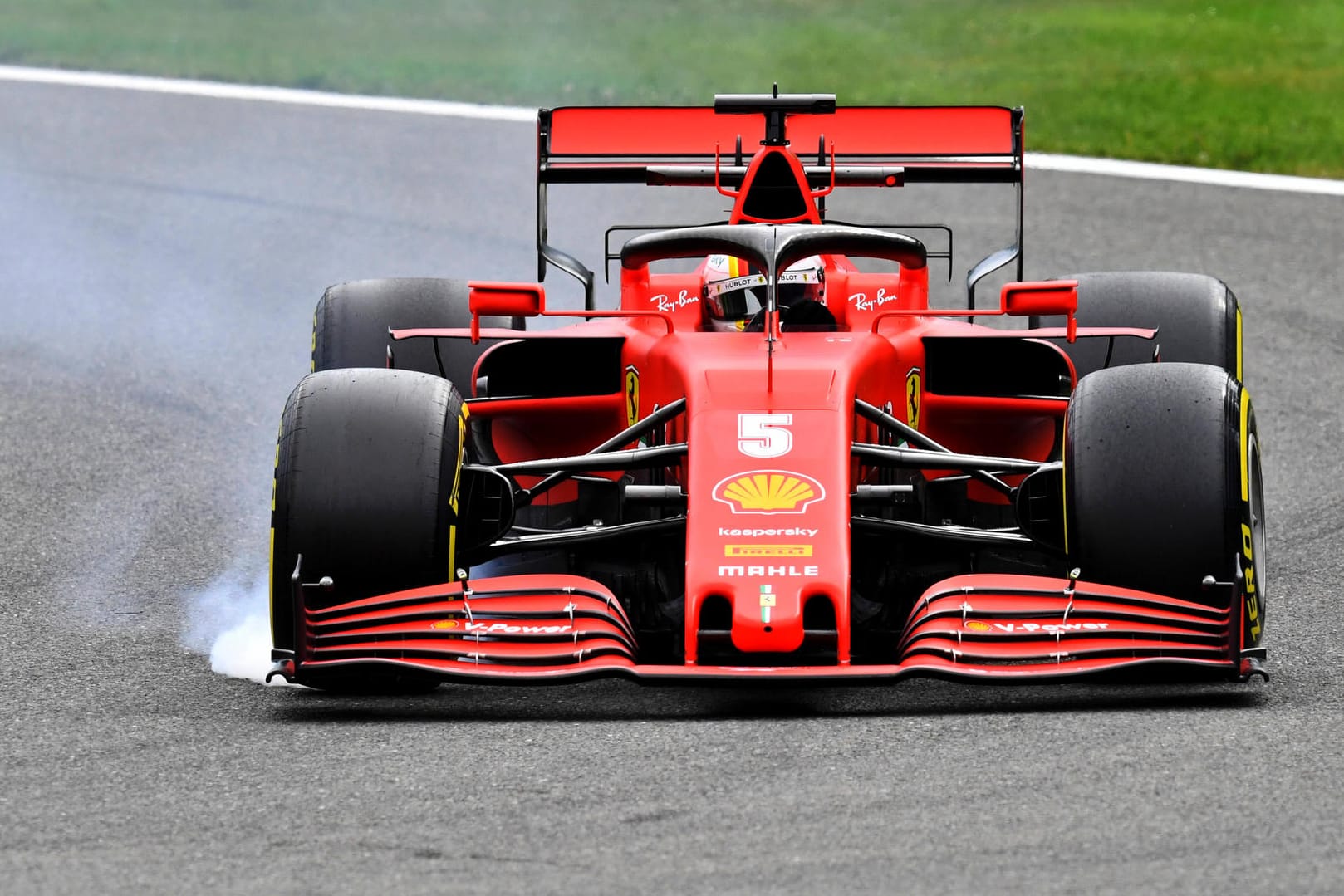 Sebastian Vettel in seinem Ferrari: In Belgien lief es schon im Training für den Heppenheimer schwach.