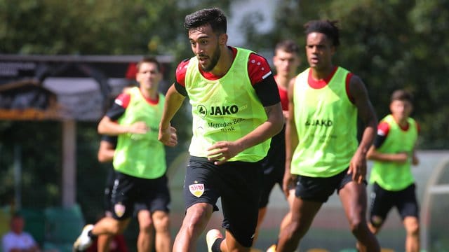 Nicolás González (M) schoss den VfB im Test gegen Bielefeld in Führung. Nicolás González (M) schoss den VfB im Test gegen Bielefeld in Führung.