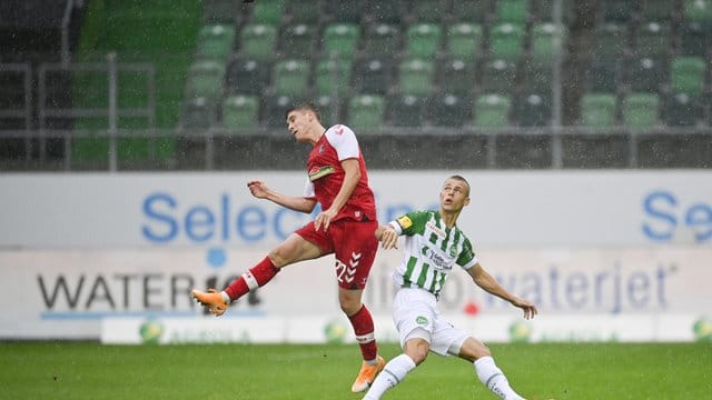 Freiburgs Roland Sallai (l) im Zweikampf mit Miro Muheim vom FC St. Freiburgs Roland Sallai (l) im Zweikampf mit Miro Muheim vom FC St.