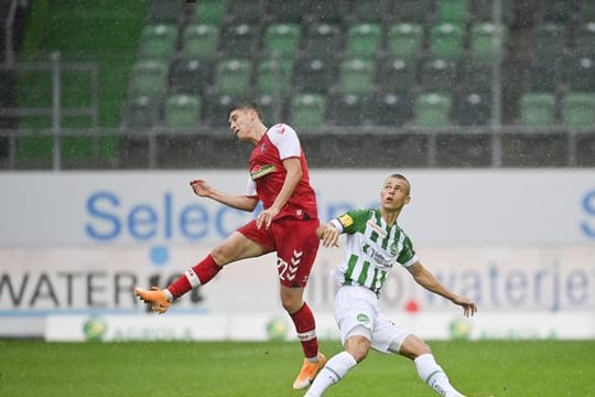 Freiburgs Roland Sallai (l) im Zweikampf mit Miro Muheim vom FC St.