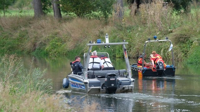 Boote der Wasserschutzpolizei und der Deutschen Lebensrettungsgesellschaft (DLRG) fahren auf der Unstrut. Boote der Wasserschutzpolizei und der Deutschen Lebensrettungsgesellschaft (DLRG) fahren auf der Unstrut.