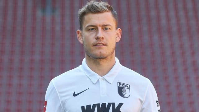 Augsburgs Alfred Finnbogason präsentiert sich drei Wochen vor Bundesliga-Start in guter Form. Augsburgs Alfred Finnbogason präsentiert sich drei Wochen vor Bundesliga-Start in guter Form.