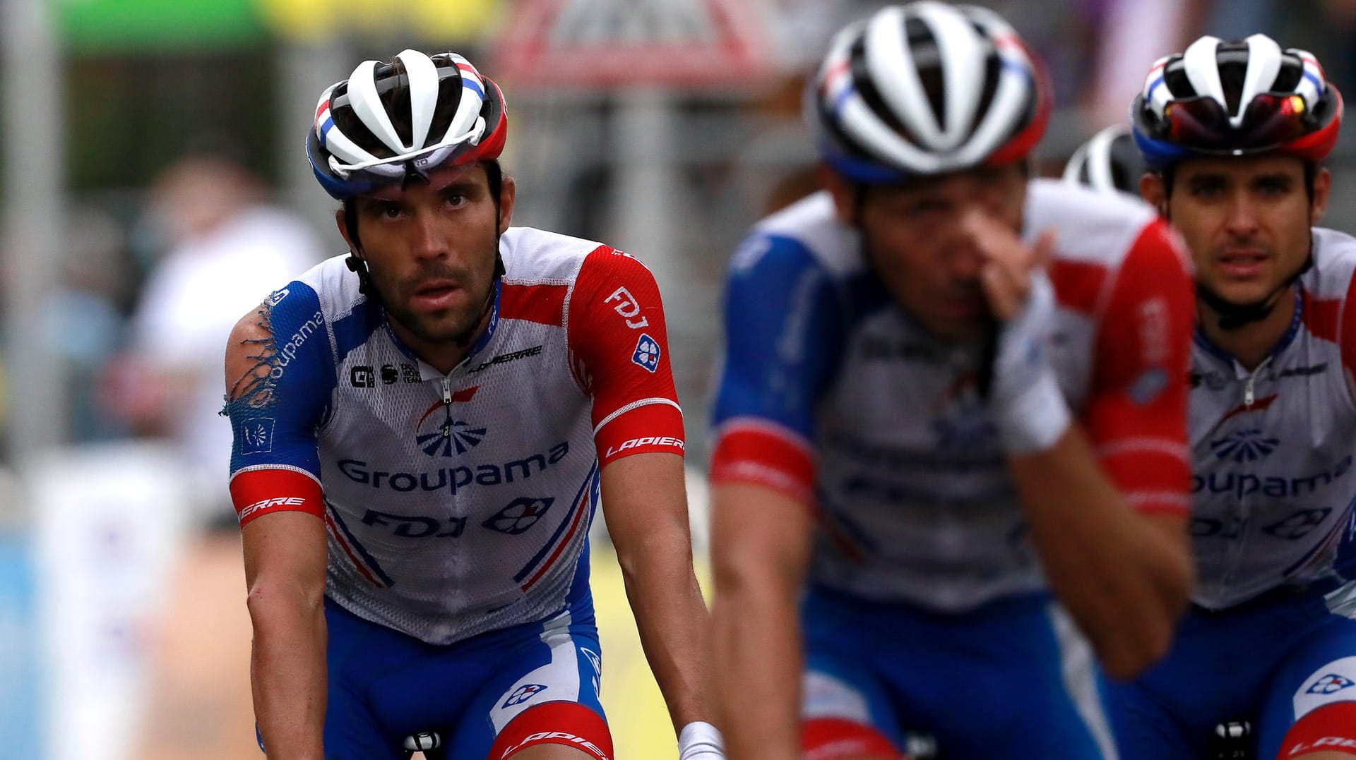 Thibaut Pinot (l.) war nach seinem Sturz etwas lädiert – und ziemlich genervt.