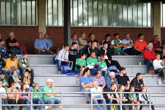 500 Zuschauer durften in Lohne ins Stadion.