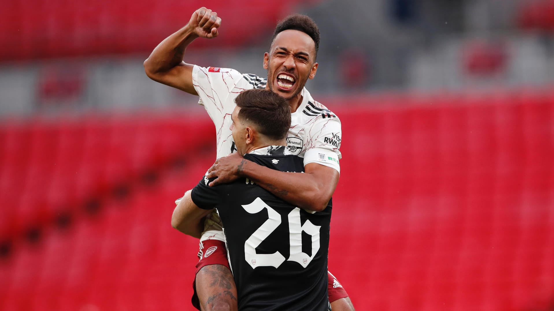Pierre-Emerick Aubameyang (o.) jubelt mit Torwart Emiliano Martinez.