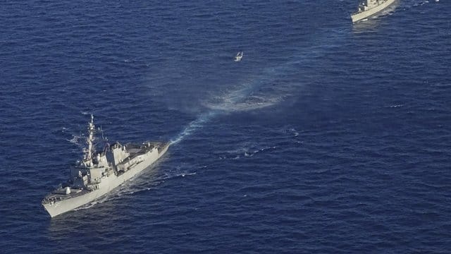 Kriegsschiffe nehmen an einer griechisch-amerikanischen Militärübung südlich der Insel Kreta teil. Kriegsschiffe nehmen an einer griechisch-amerikanischen Militärübung südlich der Insel Kreta teil.