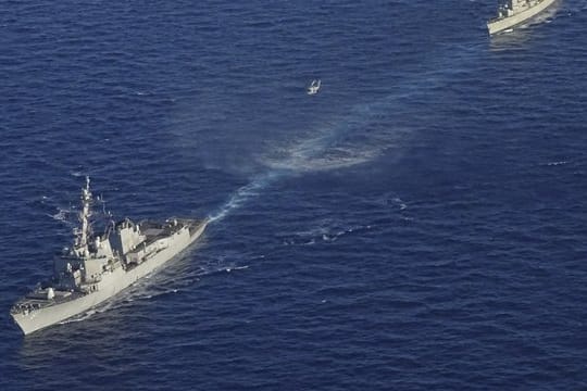 Kriegsschiffe nehmen an einer griechisch-amerikanischen Militärübung südlich der Insel Kreta teil.