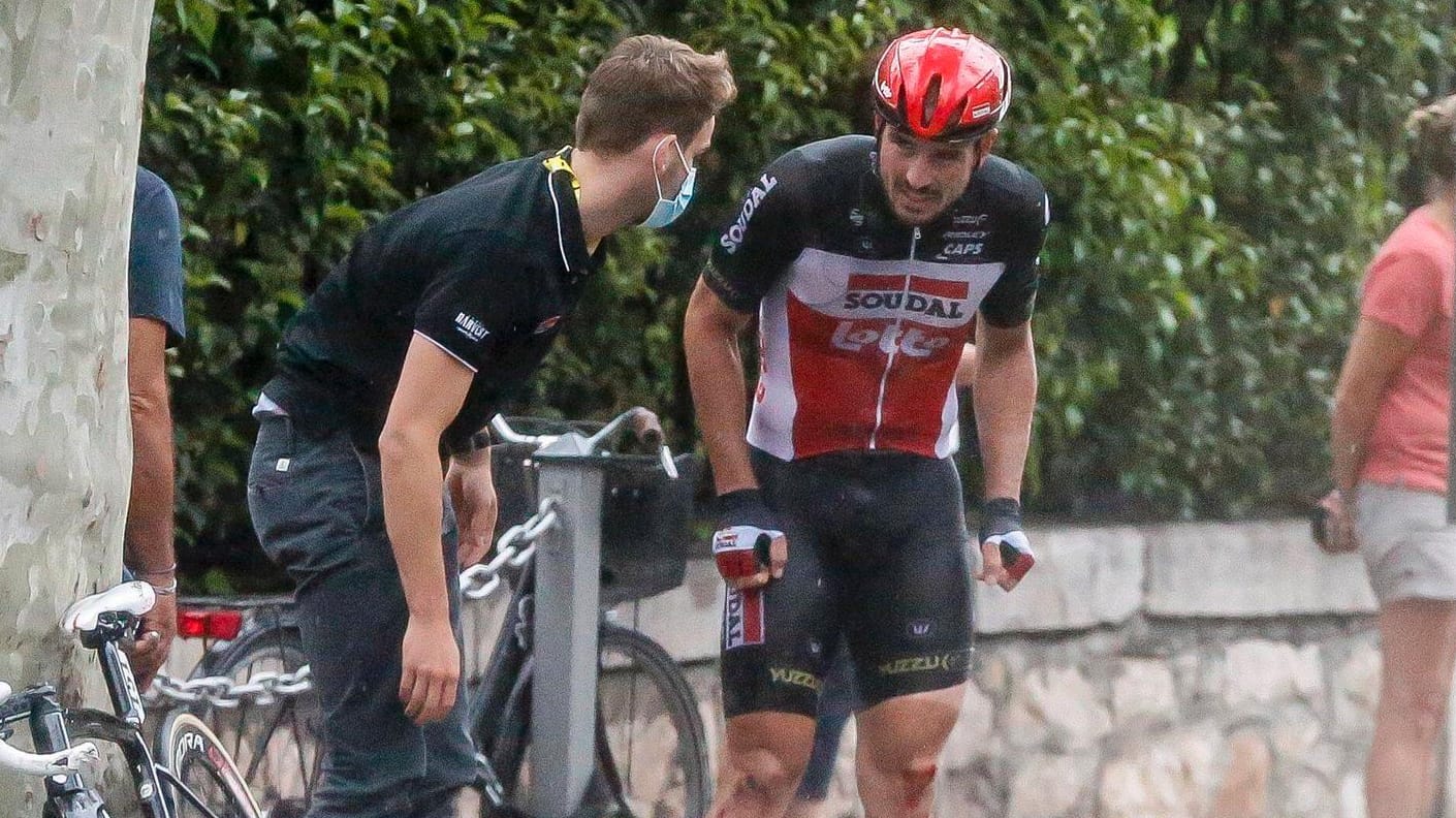 John Degenkolb mit blutigen Knien nach seinem Sturz (r.): Die Tour ist für den Deutschen vorzeitig beendet.