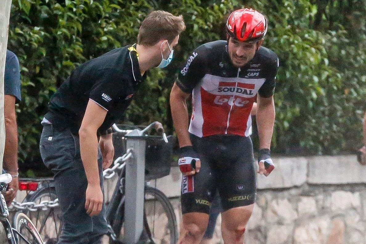 John Degenkolb mit blutigen Knien nach seinem Sturz (r.): Die Tour ist für den Deutschen vorzeitig beendet.