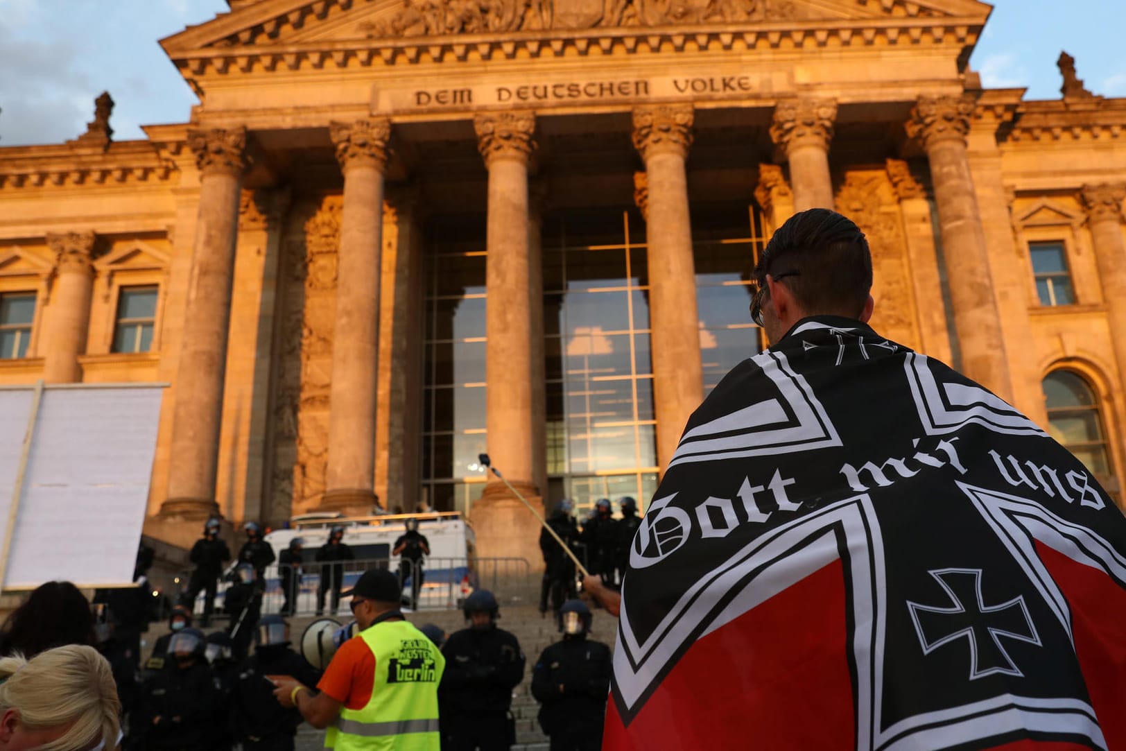 Demonstrant mit Reichsflagge – einem Erkennungsmerkmal der extremen Rechten – vor dem Reichstag: Corona-Maßnahmen als gemeinsamer Nenner.