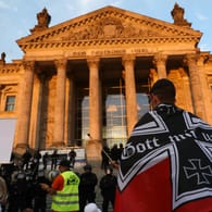 Demonstrant mit Reichsflagge – einem Erkennungsmerkmal der extremen Rechten – vor dem Reichstag: Corona-Maßnahmen als gemeinsamer Nenner.