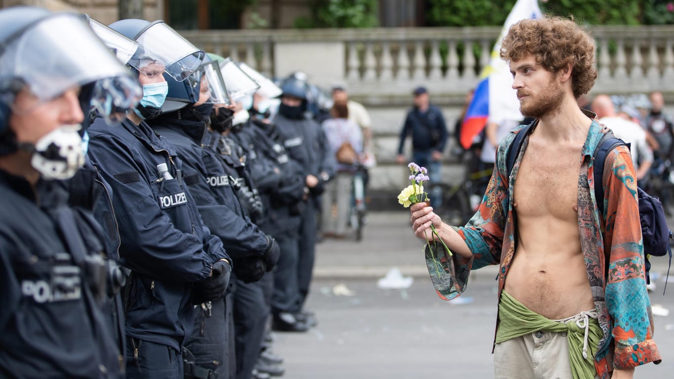 Auch Hippies waren bei dem Protest in Berlin zu sehen – ein harrscher Kontrast zu aggressiven "Reichsbürgern".