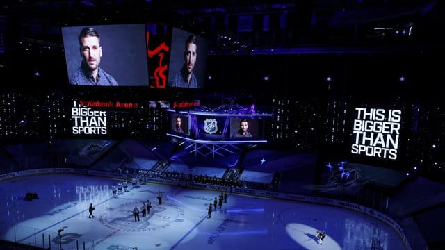 Vor der Partie der Tampa Bay Lightning gegen die Boston Bruins wurde in einem Video zum Kampf gegen Rassismus aufgerufen. Vor der Partie der Tampa Bay Lightning gegen die Boston Bruins wurde in einem Video zum Kampf gegen Rassismus aufgerufen.