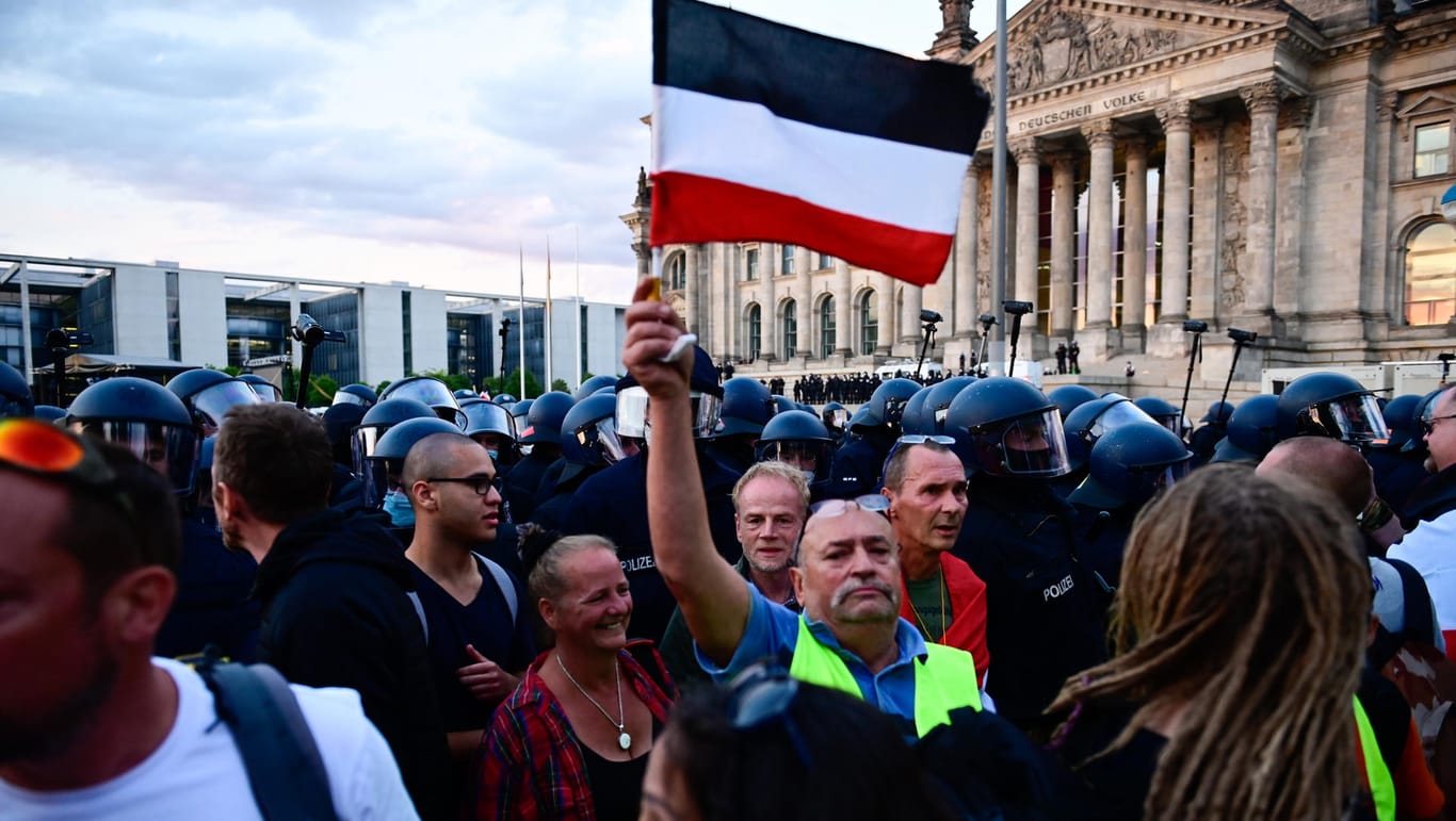 Demonstrant mit Reichsflagge vor dem Reichstag in Berlin: Etwa 3.000 Rechtsextreme und "Reichsbürger" zählte die Polizei.