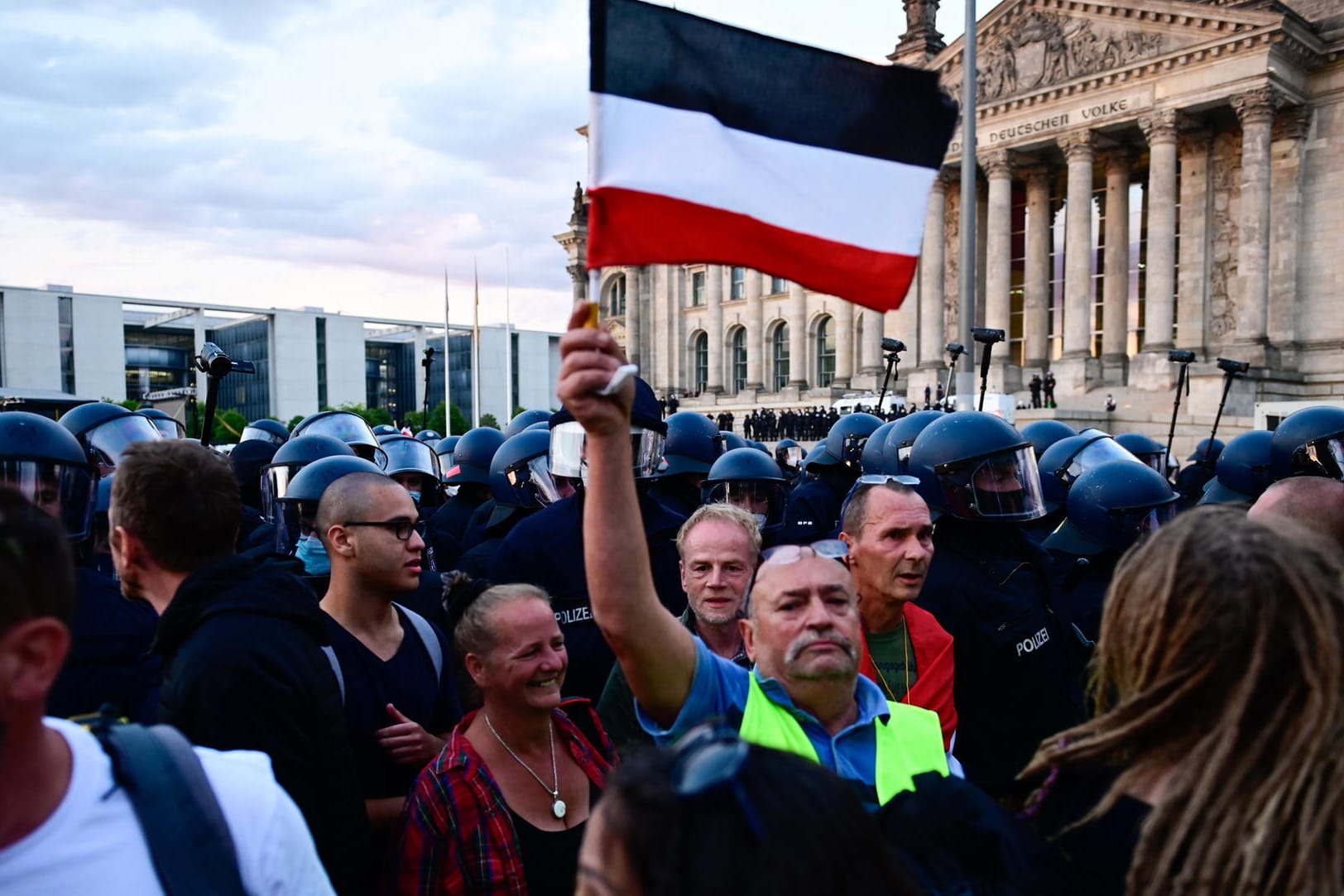 Demonstrant mit Reichsflagge vor dem Reichstag in Berlin: Etwa 3.000 Rechtsextreme und "Reichsbürger" zählte die Polizei.