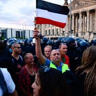 Demonstrant mit Reichsflagge vor dem Reichstag in Berlin: Etwa 3.000 Rechtsextreme und "Reichsbürger" zählte die Polizei.