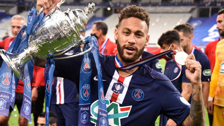 Neymar: Der Weltstar strahlt im Nike-Trikot mit dem Pokal der französischen Meisterschaft in die Kamera. Privat hat sich der Brasilianer von Nike getrennt.