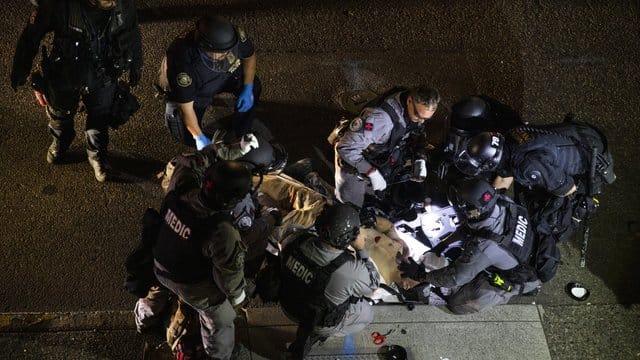Nach Zusammenstößen in der Innenstadt von Portland wurde ein Mann erschossen. Nach Zusammenstößen in der Innenstadt von Portland wurde ein Mann erschossen.