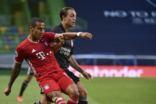 Auch der FC Liverpool ist an Bayern Münchens Thiago (l) interessiert.