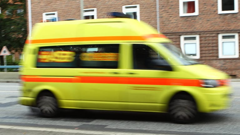 Ein Rettungswagen: In Hamburg hat ein Mann seine Hand verloren (Symbolbild).