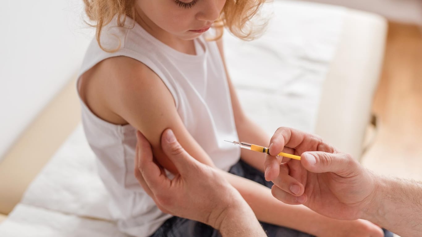 Grippeschutzimpfung für Kinder: In Deutschland wird mit einer höheren Nachfrage nach Grippe-Impfstoffen im Herbst gerechnet.