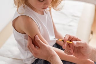 Grippeschutzimpfung für Kinder: In Deutschland wird mit einer höheren Nachfrage nach Grippe-Impfstoffen im Herbst gerechnet.