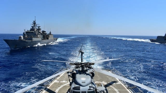 Griechische Kriegsschiffe nehmen an einer Militärübung im östlichen Mittelmeer teil.