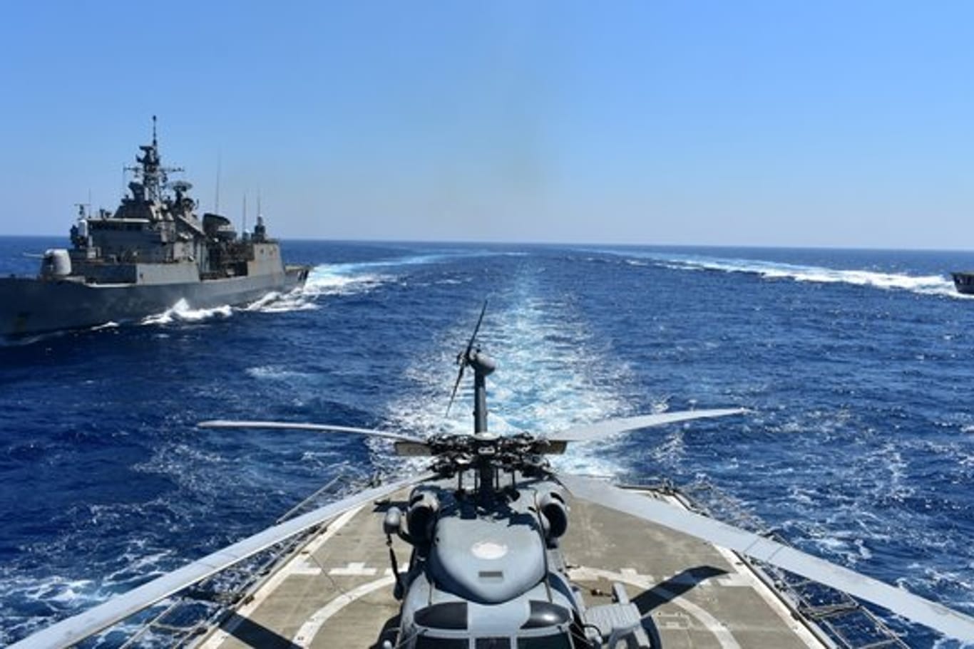 Griechische Kriegsschiffe nehmen an einer Militärübung im östlichen Mittelmeer teil.