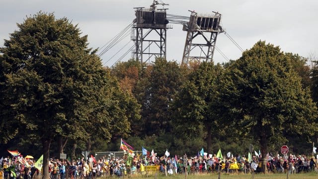 "Jeden Tag sterben Tausende Menschen, weil Konzerne wie RWE Braunkohle verbrennen, was weltweite und langfristige Klimafolgen mit sich bringt", sagt Lukas Schnermann.