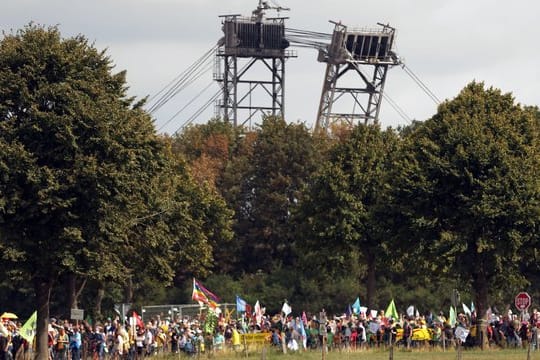 "Jeden Tag sterben Tausende Menschen, weil Konzerne wie RWE Braunkohle verbrennen, was weltweite und langfristige Klimafolgen mit sich bringt", sagt Lukas Schnermann.