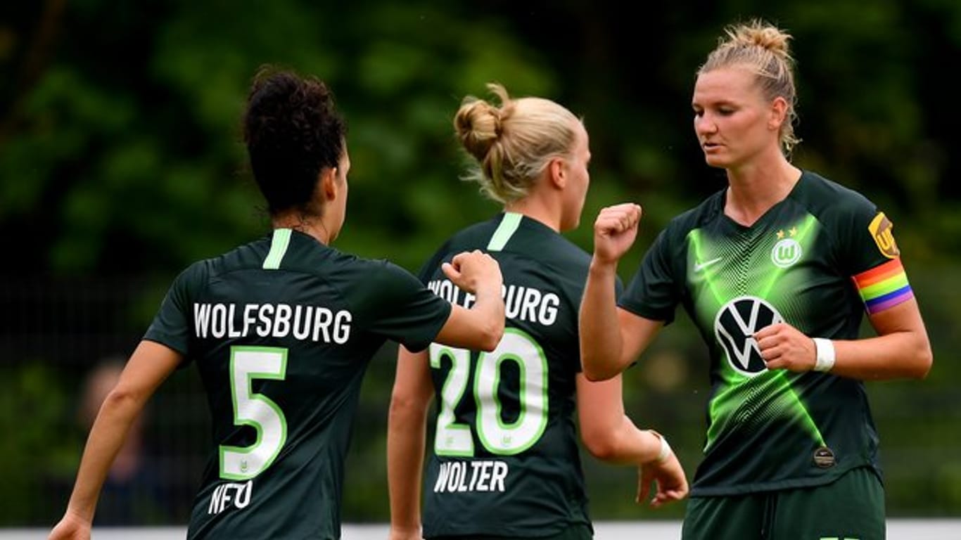 Alexandra Popp (r) ist die Kapitänin des VfL Wolfsburg.