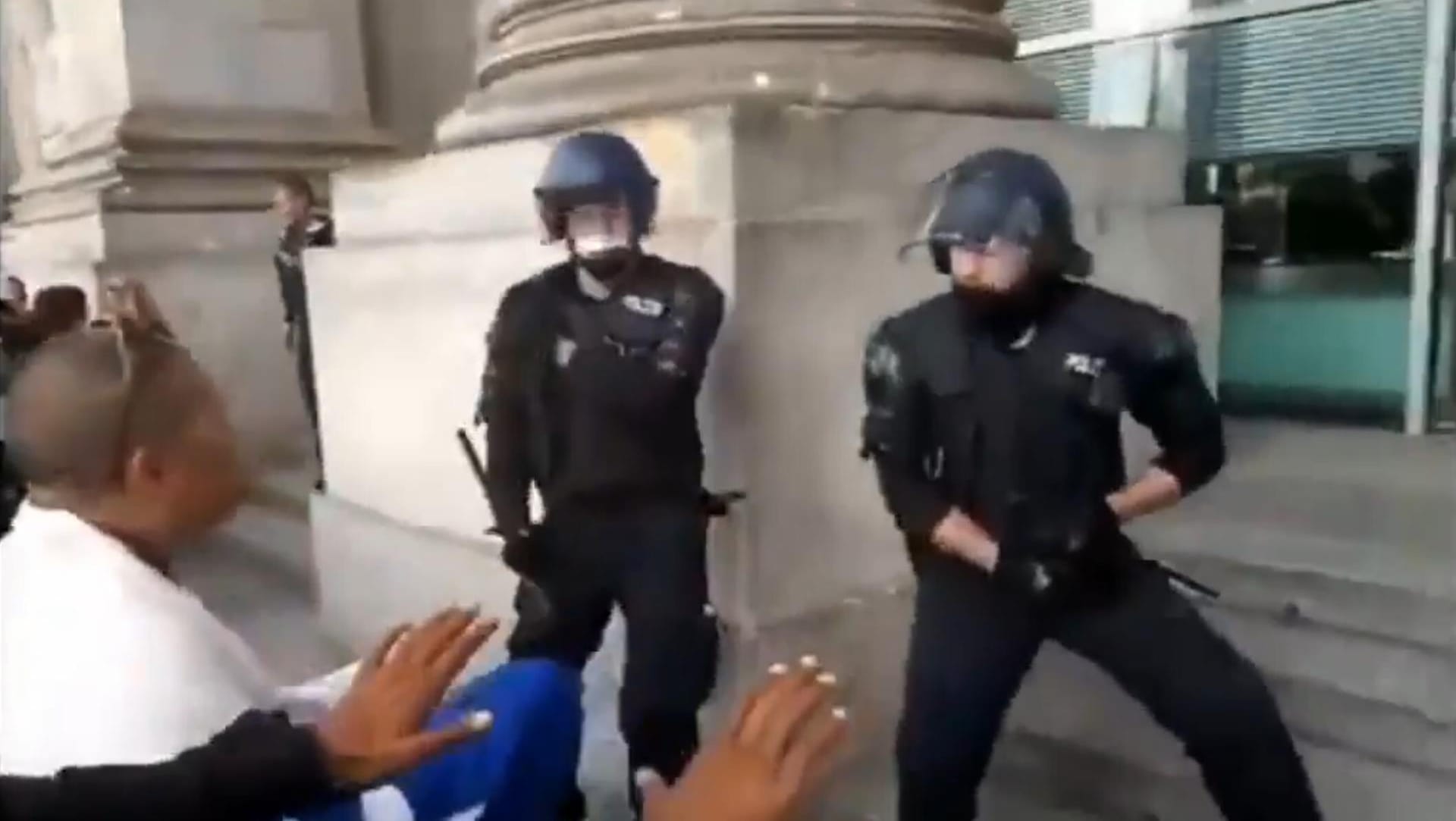 Polizisten sichern den Reichstag: "Dass es nicht noch schlimmere Bilder vom Reichstag gab, verdanken wir drei Polizisten", schrieb CDU-Vorsitzenden-Kandidat Norbert Röttgen. Polizisten sichern den Reichstag: "Dass es nicht noch schlimmere Bilder vom Reichstag gab, verdanken wir drei Polizisten", schrieb CDU-Vorsitzenden-Kandidat Norbert Röttgen.