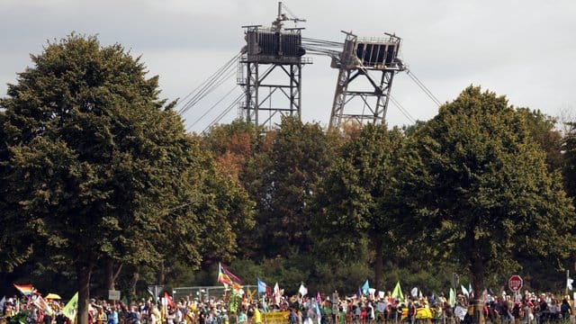 Demonstrationszug vor einem Schaufelbagger bei Keyenberg: "Seit der Kohlekommission haben sich die Verhältnisse radikal verändert."