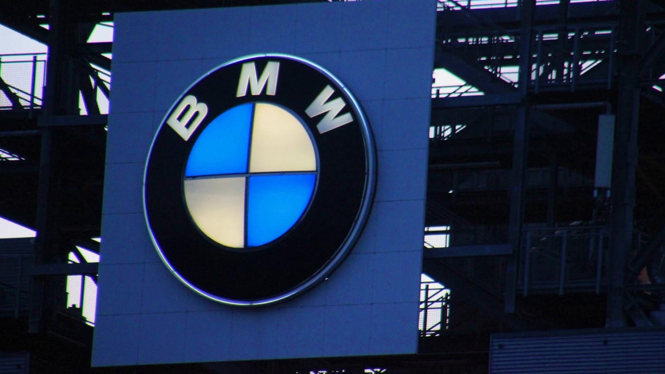BMW Turm in Hannover: Der Autobauer BMW nimmt einem Medienbericht zufolge in Europa große Verbrennermotoren aus dem Programm.