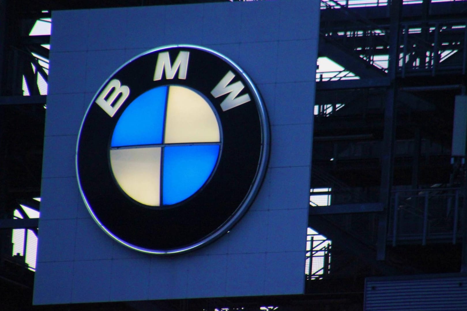 BMW Turm in Hannover: Der Autobauer BMW nimmt einem Medienbericht zufolge in Europa große Verbrennermotoren aus dem Programm.