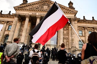 Teilnehmer der Corona-Demo vor dem Reichstag: Proteste gegen Corona-Maßnahmen kann man machen: Man muss dann aber auch Argumente haben.