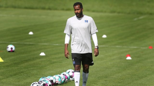 HSV-Trainer Daniel Thioune läuft beim Training über den Platz HSV-Trainer Daniel Thioune läuft beim Training über den Platz