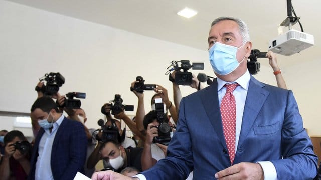 Milo Djukanovic, Präsident von Montenegro, gibt in einem Wahllokal seine Stimme ab. Milo Djukanovic, Präsident von Montenegro, gibt in einem Wahllokal seine Stimme ab.
