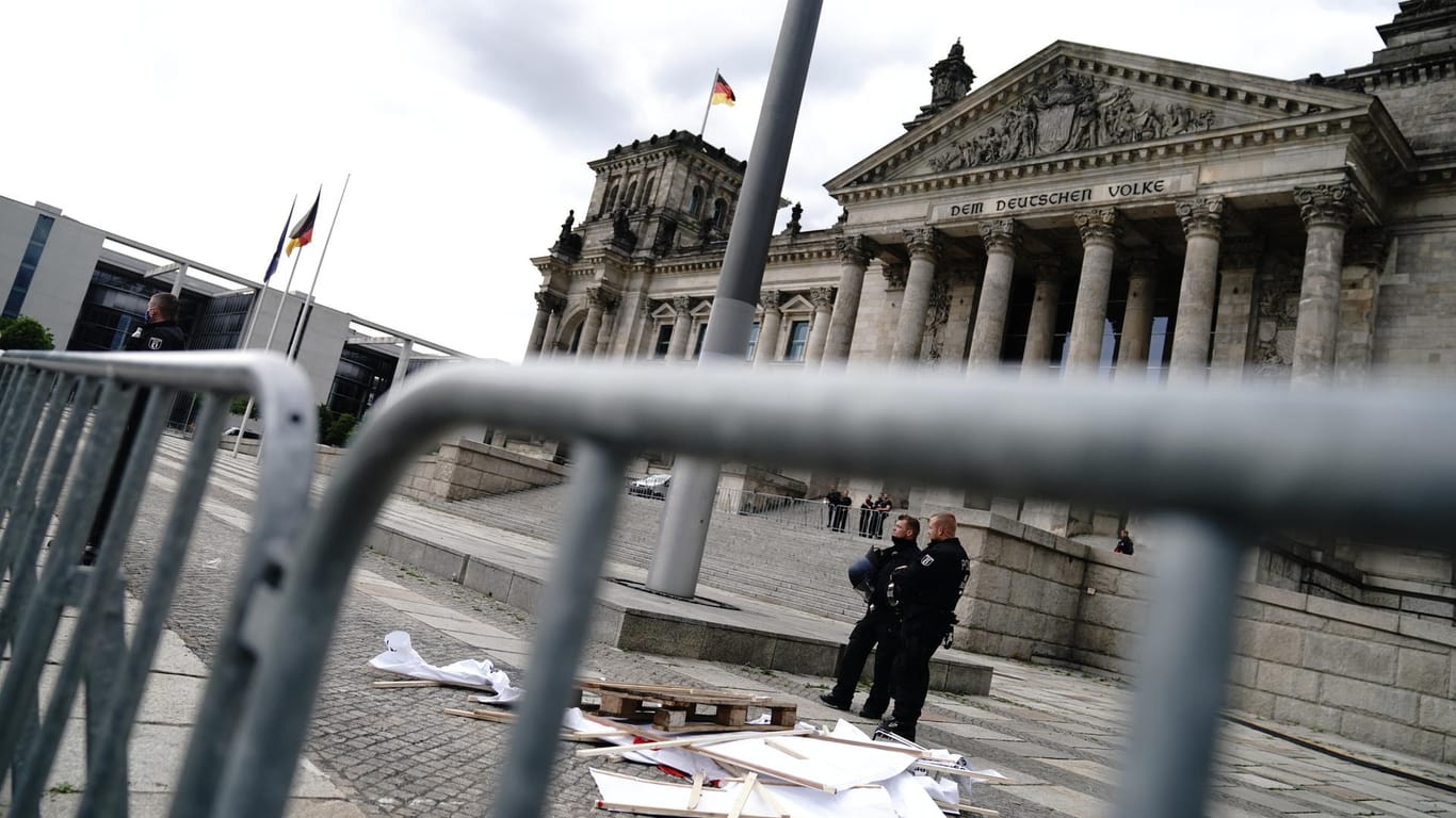 Der Platz vor dem Reichstagsgebäude am Tag nach der Randale: Bei den Protesten traten auch drei bayerische Polizisten als Redner auf. (Symbolfoto)