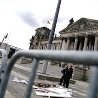 Der Platz vor dem Reichstagsgebäude am Tag nach der Randale: Bei den Protesten traten auch drei bayerische Polizisten als Redner auf. (Symbolfoto)