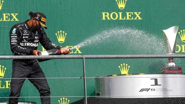 Lewis Hamilton feiert seinen Sieg mit der obligatorischen Champagner-Dusche.