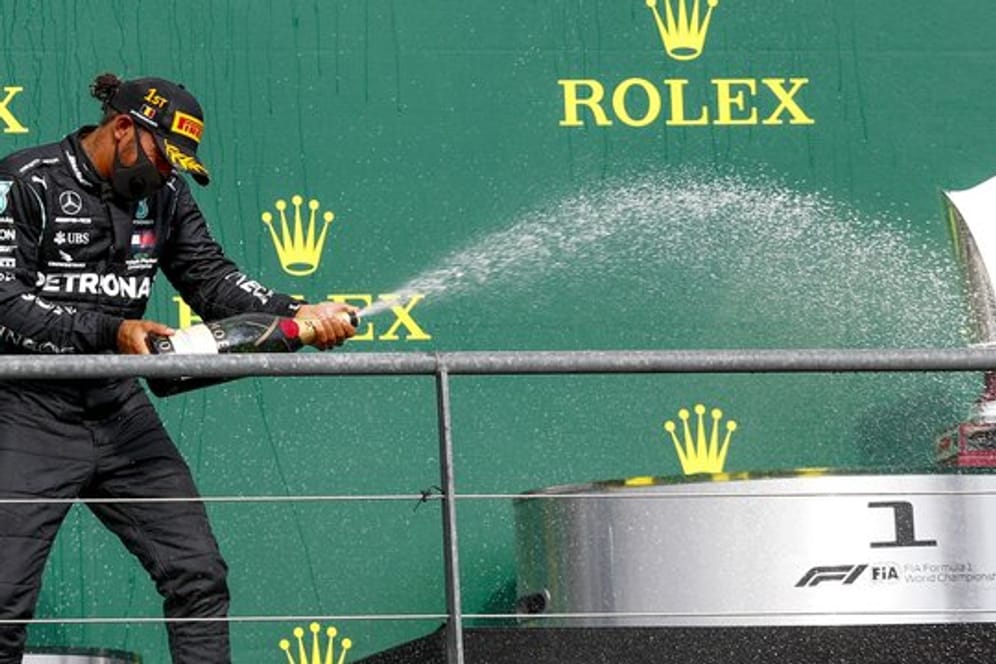 Lewis Hamilton feiert seinen Sieg mit der obligatorischen Champagner-Dusche.