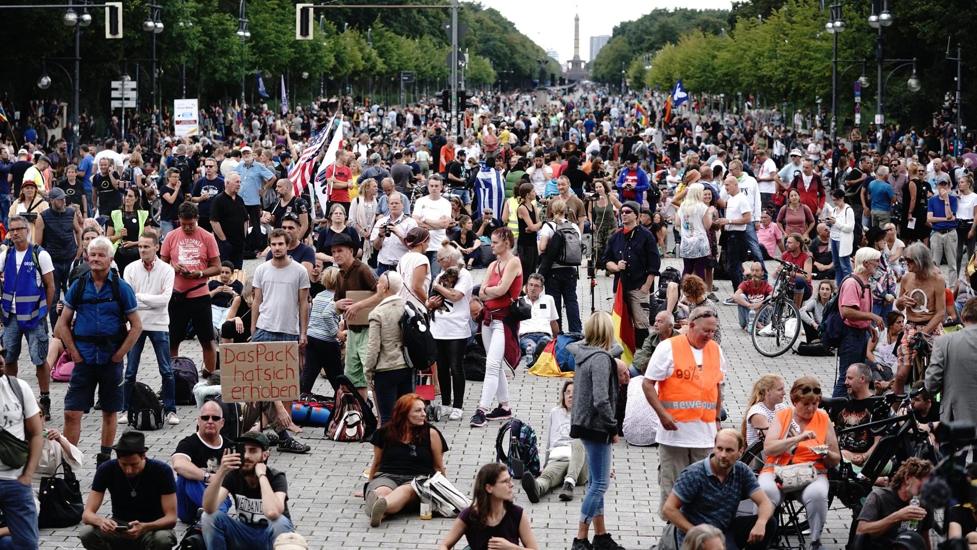 Blick über die Straße des 17. Juni in Richtung Siegessäule: Dort versammelten sich am Sonntag erneut Tausende Menschen zu teils unangemeldeten Protesten.