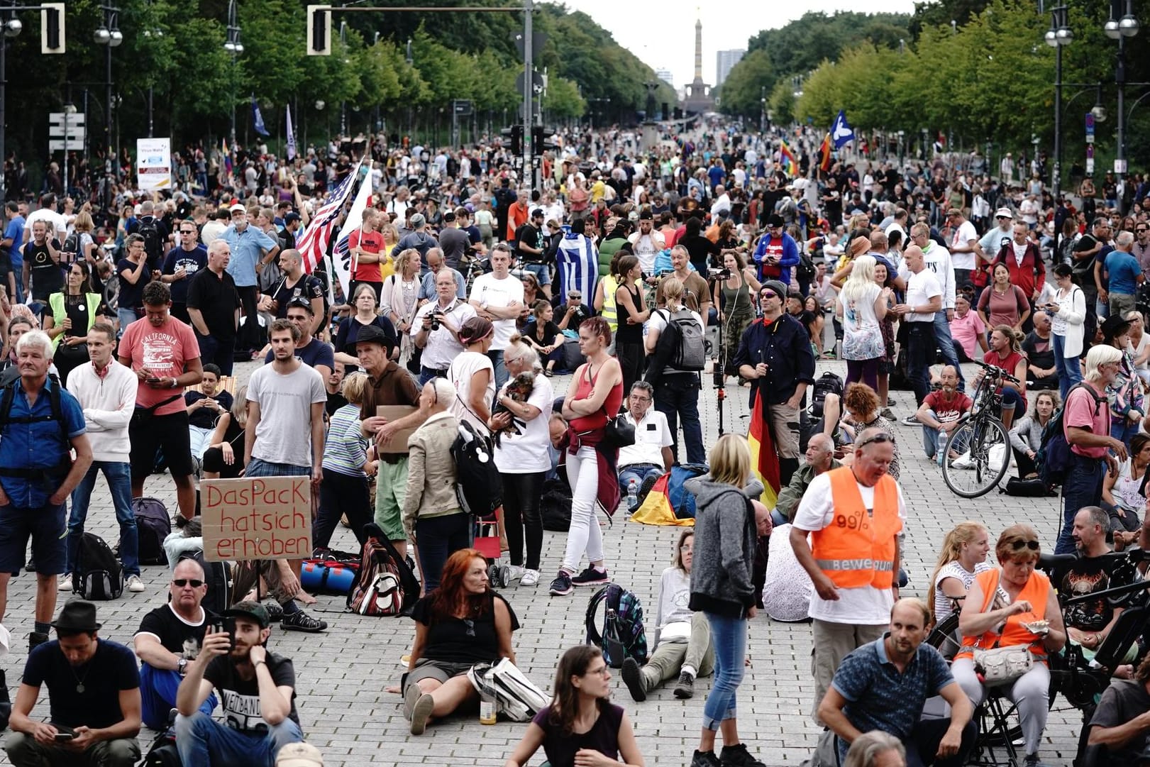 Blick über die Straße des 17. Juni in Richtung Siegessäule: Dort versammelten sich am Sonntag erneut Tausende Menschen zu teils unangemeldeten Protesten.