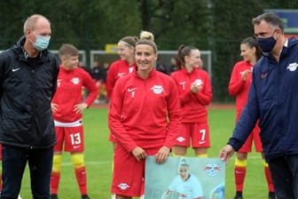 Die 158-malige Nationalspielerin Anja Mittag (M) hat ihre aktive Fußballkarriere beendet.