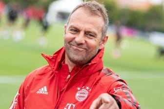 FC Bayern Trainer Hansi Flick auf dem Spielfeld