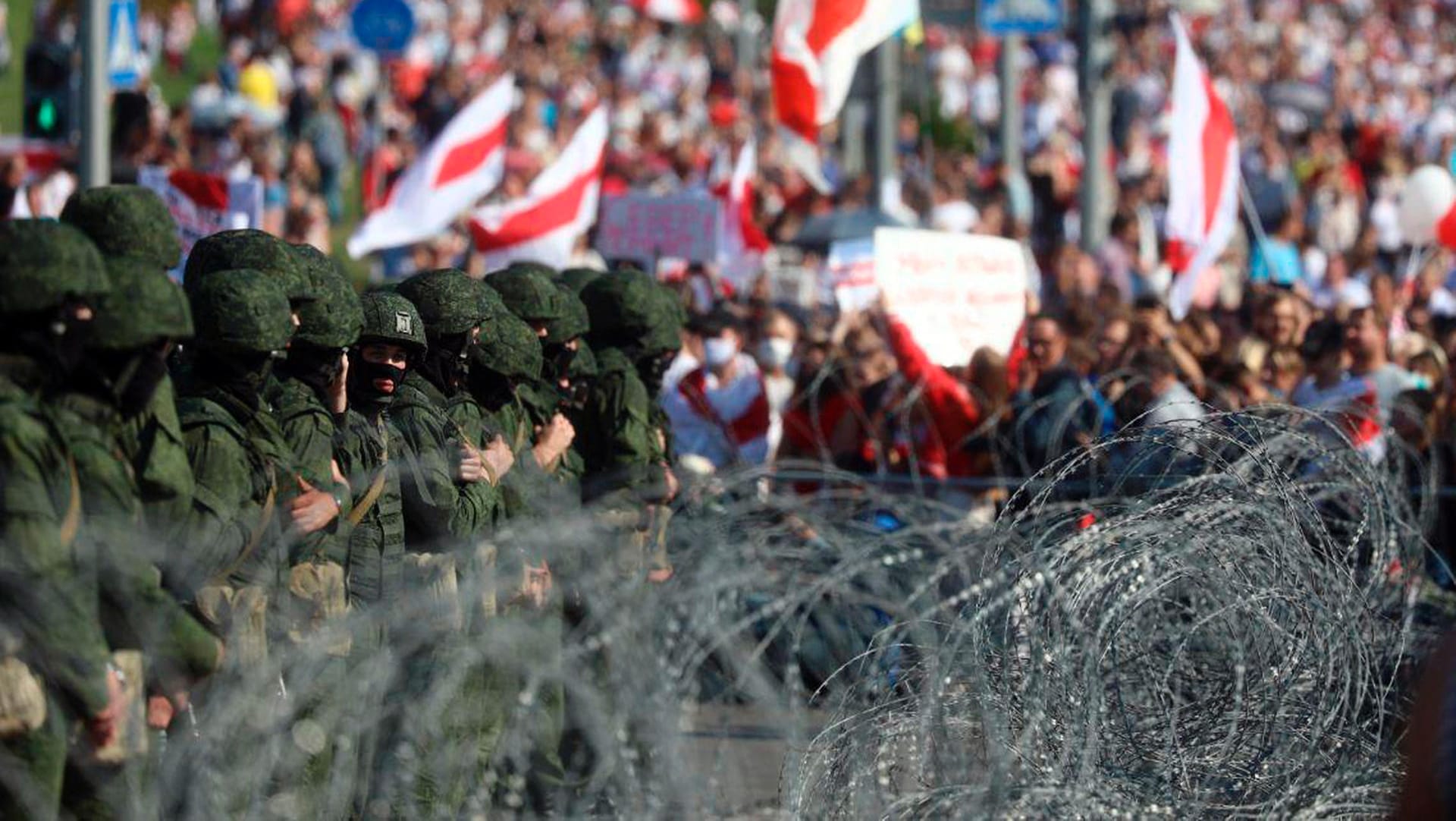 Soldaten und Demonstranten stehen sich in Minsk gegenüber: Mit Stacheldraht versucht das Regime, die Menschen aus der Innenstadt herauszuhalten. Soldaten und Demonstranten stehen sich in Minsk gegenüber: Mit Stacheldraht versucht das Regime, die Menschen aus der Innenstadt herauszuhalten.